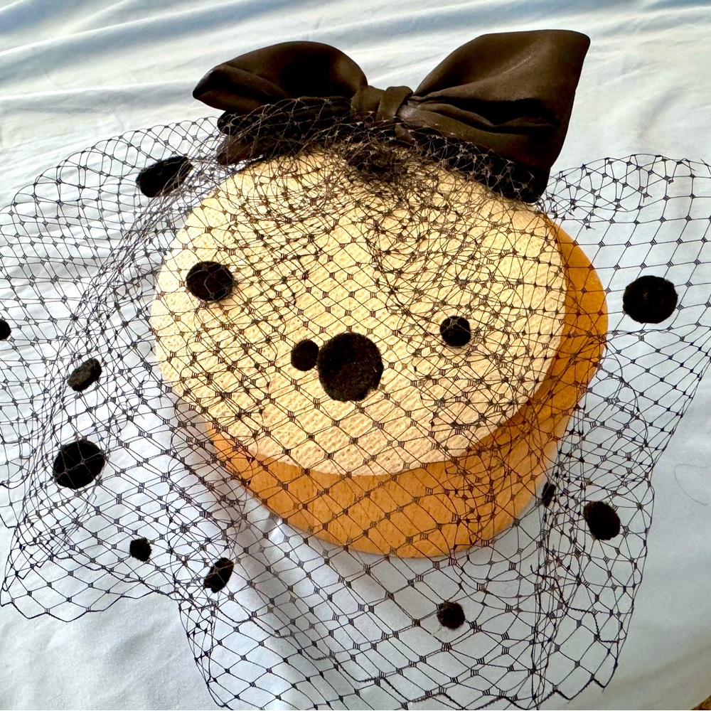 Fascinator hat black and white bow elastic band